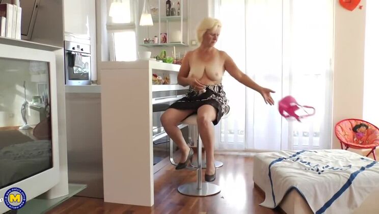 Solo Fun With Hairy Housewife Janice