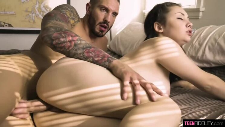 [TeenFidelity] - Quinton James Meets Young Leena Lux For Facial