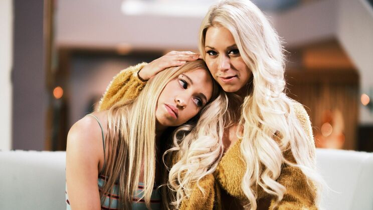 [Mommy'sGirl] - Stepfamily Lesbians And Their Fingering Addiction - Katie Morgan - Khloe Kapri