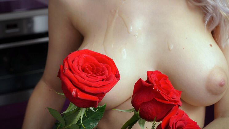 Sexy Busty Girlfriend Eva Elfie