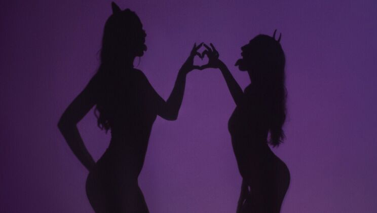 Italian Girls Face Sitting