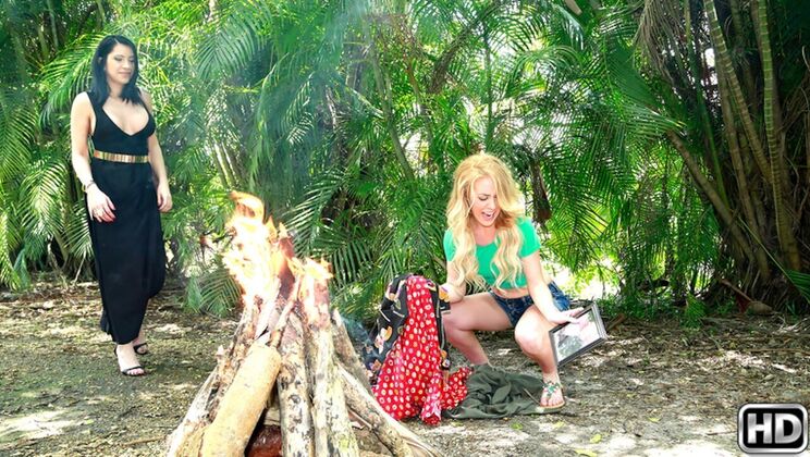 Cassandra and Bonnie Pussy Play