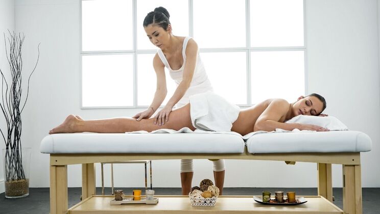 Asian Lesbian Pussy Licking with Leanne