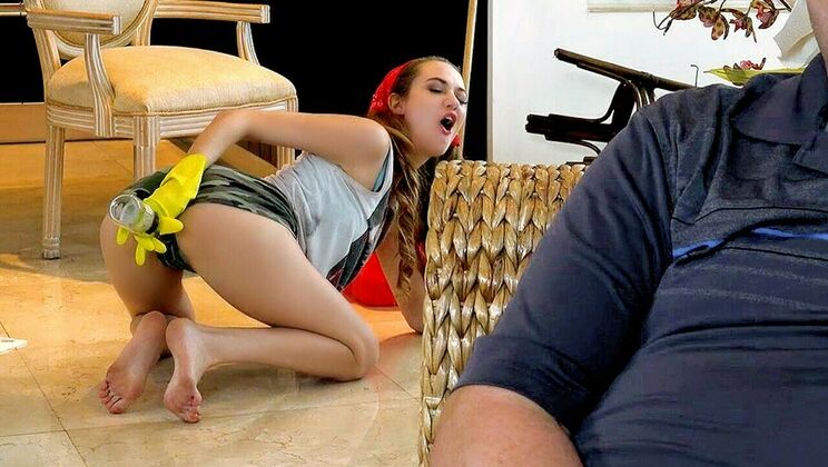 [PervsOnPatrol] - Sexy Chick Kneeling Down - Samantha Hayes