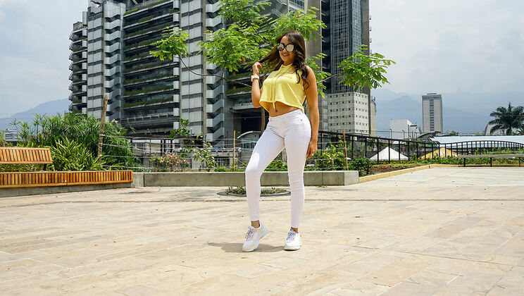 Latina Booty And Shades