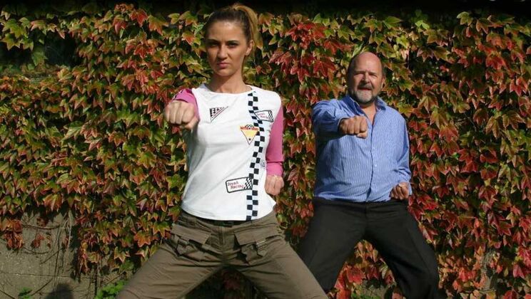 Blonde Outdoor Pussy Pleaser