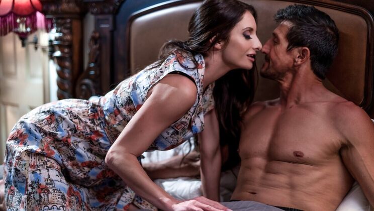 Tattooed Brunette Silvia Saige Blowjob Scene