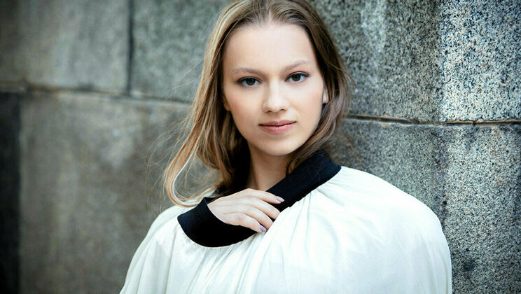 [SexArt] - Sexy Ballerina Mia Split Gets Naked Behind The Scenes - Mia Split