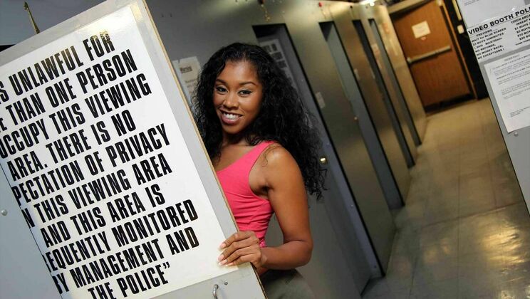 Ebony Cougar Yasmine De Leon's Cum Swallowing Encounter