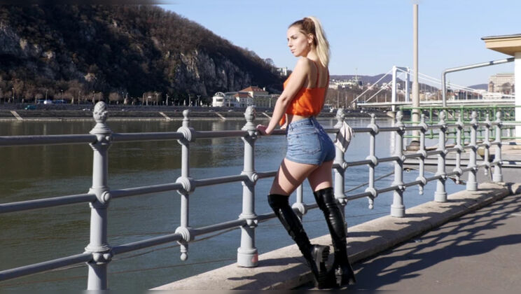 Young Dee Vine's Pussy Licking Hotel Party