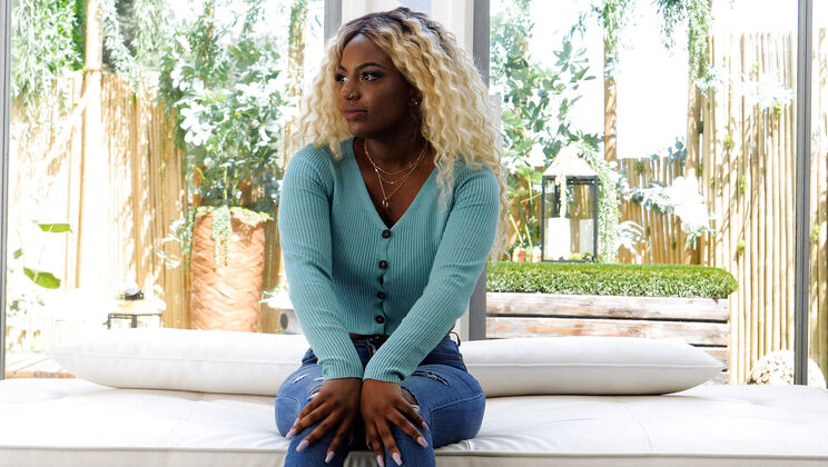 [CastingCouchHD] - Naomi's Cumshot Casting - Naomi