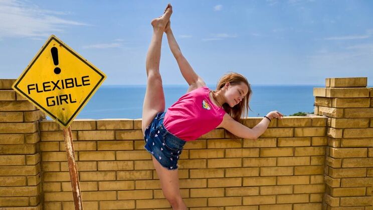 [ClubSweethearts] - Flexible brunette Nicole Murkovski spreads her legs wide open - Nicole Murkovski